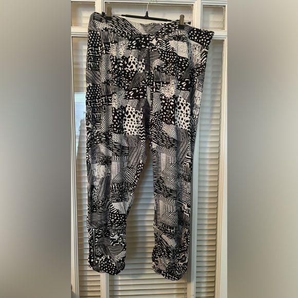 Zim & Zoe Printed Patch Work Capri Pants with zipper- Size 14 - Picture 8 of 10